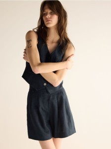 Lniane bermudy z zakładkami - granatowy