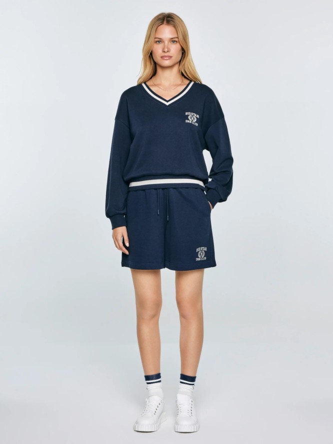 Bluza damska w stylu college z haftem z dekoltem v-neck granatowa Gabriella 403