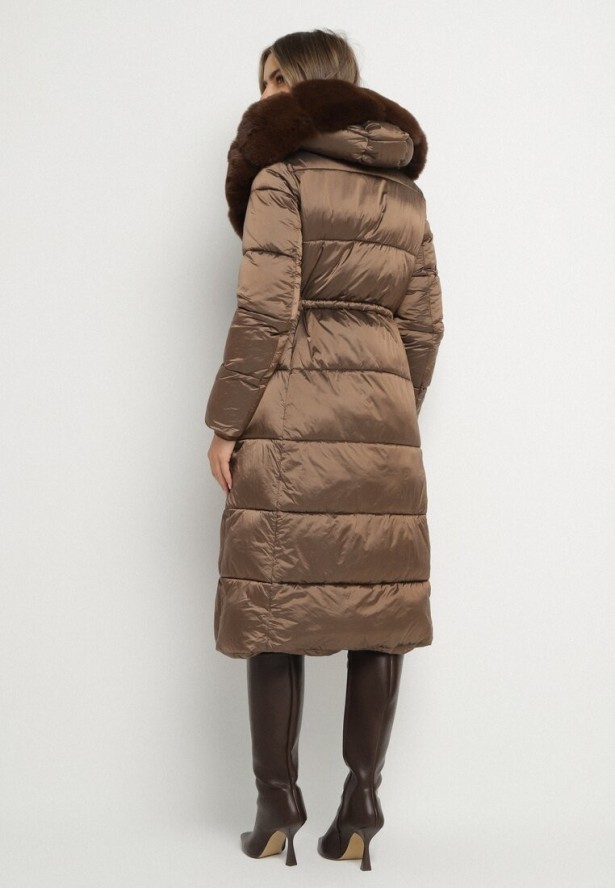 Brązowa Długa Kurtka Puchowa z Pikowanymi Przeszyciami i Kapturem z Futrem Zevea