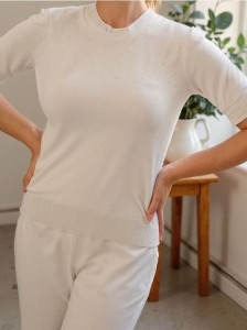 Bluzka swetrowa z ozdobnymi kryształkami - kremowy