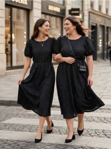 Dzianinowa sukienka midi z ażurowym wzorem i metalizowaną nicią - czarny