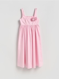 Sukienka midi z ozdobną różą - pastelowy róż