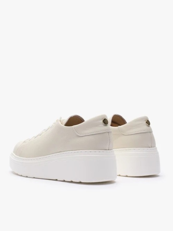 Kremowe sneakersy na platformie