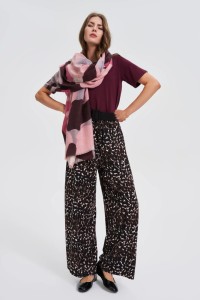 Wzorzysty szal burgundowy