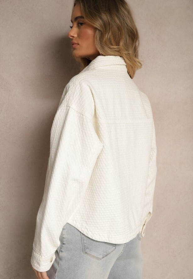 Biała Bawełniana Kurtka o Koszulowym Kroju z Kieszeniami i Tłoczeniem Leliora