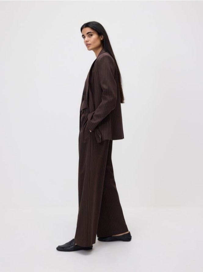 Luźne spodnie z zakładkami - ciemnobrązowy