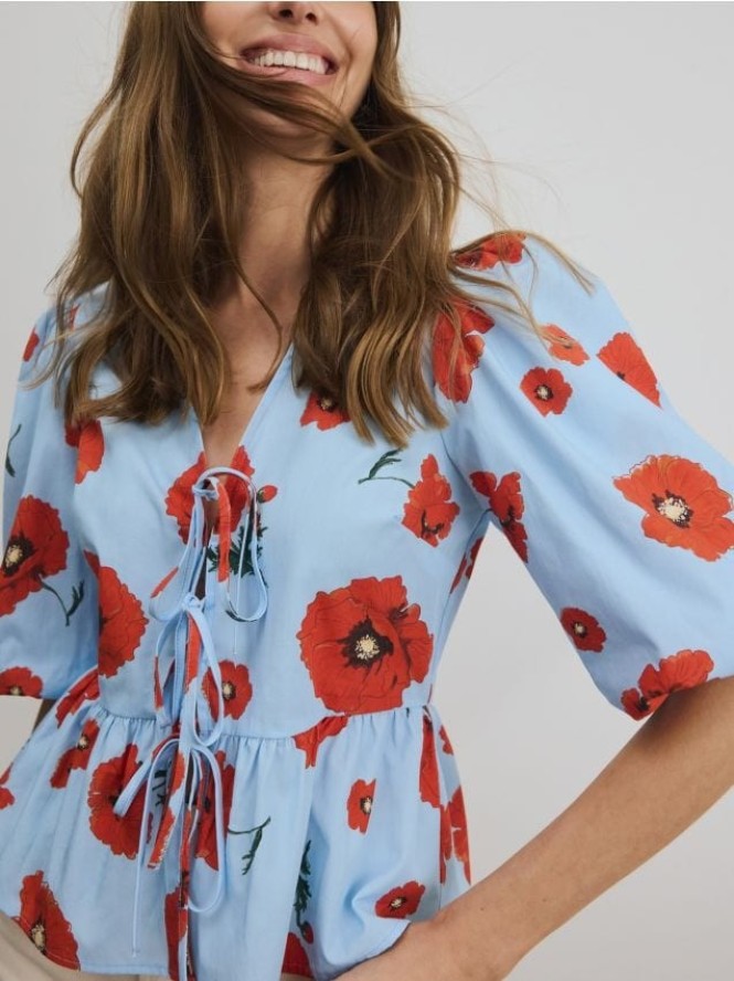 Wiązana bluzka w kwiaty - jasnoniebieski