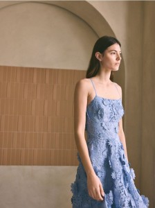 Sukienka z kwiatową aplikacją - jasnoniebieski