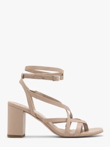 Beżowe japonki na obcasie