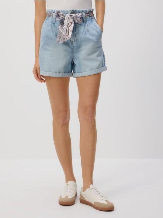 Jeansowe szorty z bandaną - niebieski