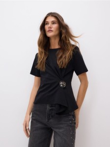T-shirt z ozdobnym detalem - czarny