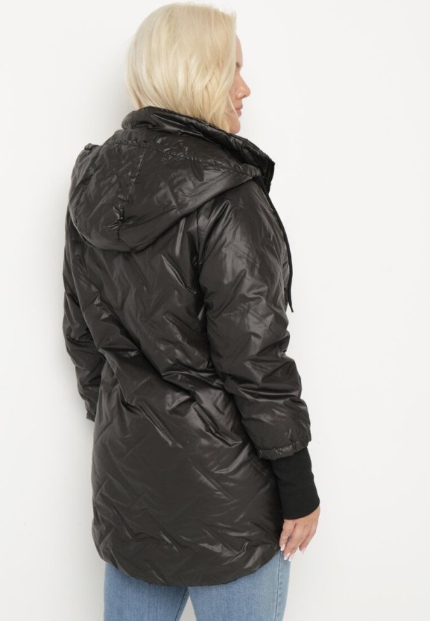Czarna Kurtka Pikowana z Odpinanym Kapturem z Dłuższym Tyłem Rivselia