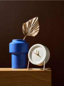 Minimalistyczny zegar stołowy na podstawce - beżowy