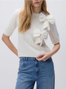 Sweter z kokardami - kremowy