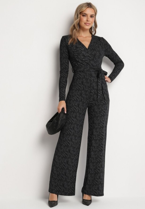 Czarny Kombinezon z Wiskozą o Kopertowym Kroju z Paskiem Zdobiony Metaliczną Nicią Loradi
