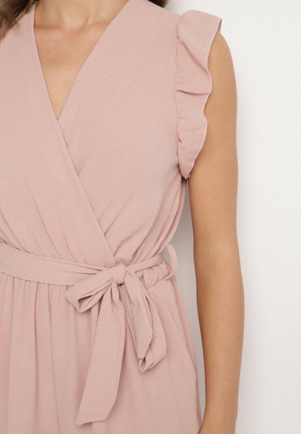 Jasnoróżowy Taliowany Kombinezon Koktajlowy z Paskiem w Talii i Falbanami przy Ramionach Vimarine