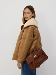 Torebka na ramię z zawieszką - brązowy