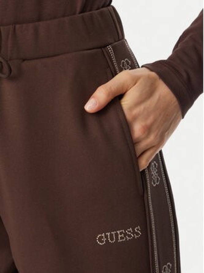 Guess Spodnie dresowe V5BB23 KCX22 Brązowy Regular Fit