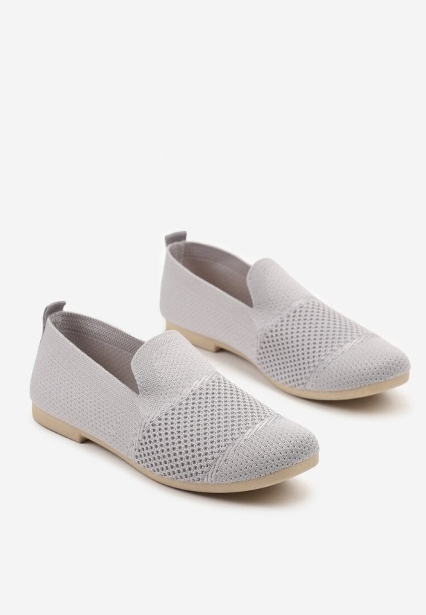 Szare Mokasyny z Elastyczną Cholewką Zdobione Perforacją Itelliria