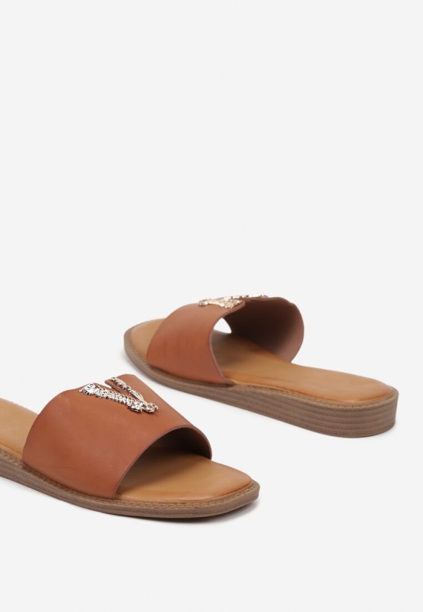 Brązowe Klapki Zdobione Eleganckim Wycięciem Neonise