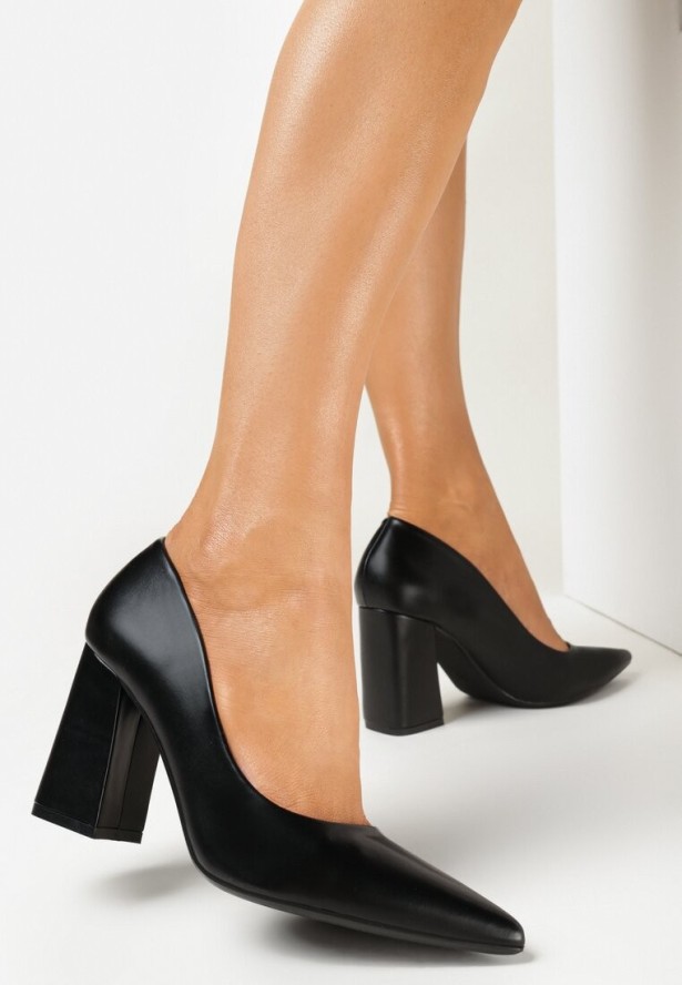 Czarne Czółenka na Słupku Dhavu