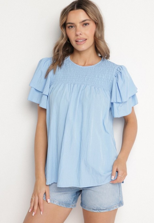 Jasnoniebieska Bluzka z Wiskozą o Trapezowym kroju z Falbankami i Elastyczną Wstawką Dorlimi