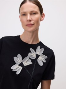 T-shirt z kwiatową aplikacją - czarny