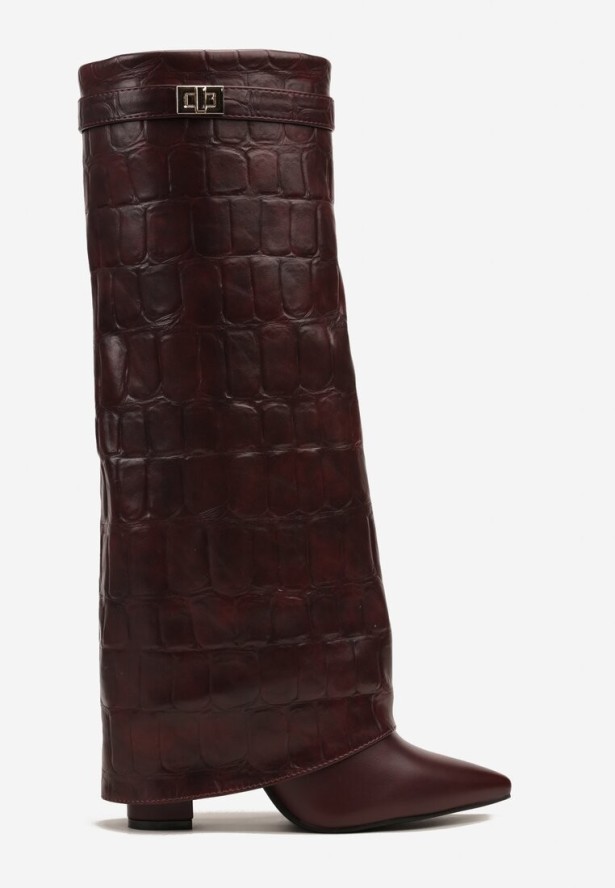 Bordowe Kozaki na Słupku Ozdobione Klamrą i Wywiniętą Cholewką z Tłoczeniem Latelia