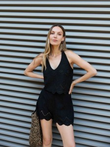 Ażurowy top z wiązaniem - czarny