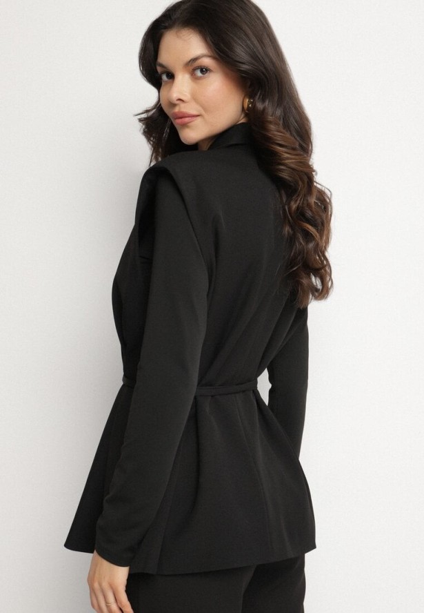 Czarna Garniturowa Kamizelka z Usztywnioną Linią Ramion i Paskiem Dannelli