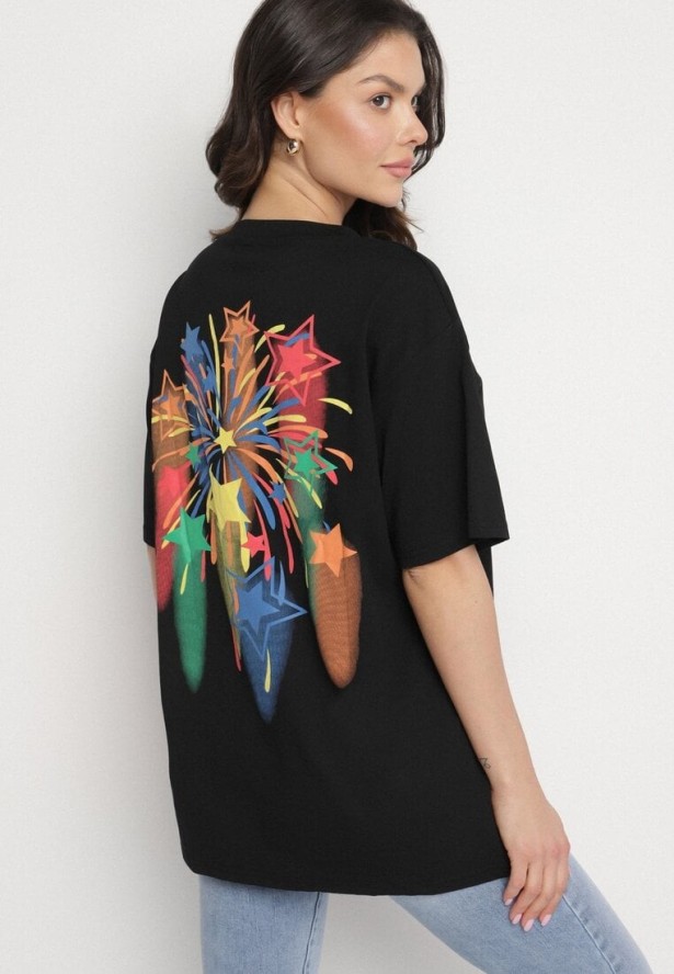Czarny T-shirt Oversize z Kolorowym Napisem i Gwiazdkami Iloviela