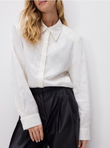 Koszula z połyskującej tkaniny - złamana biel