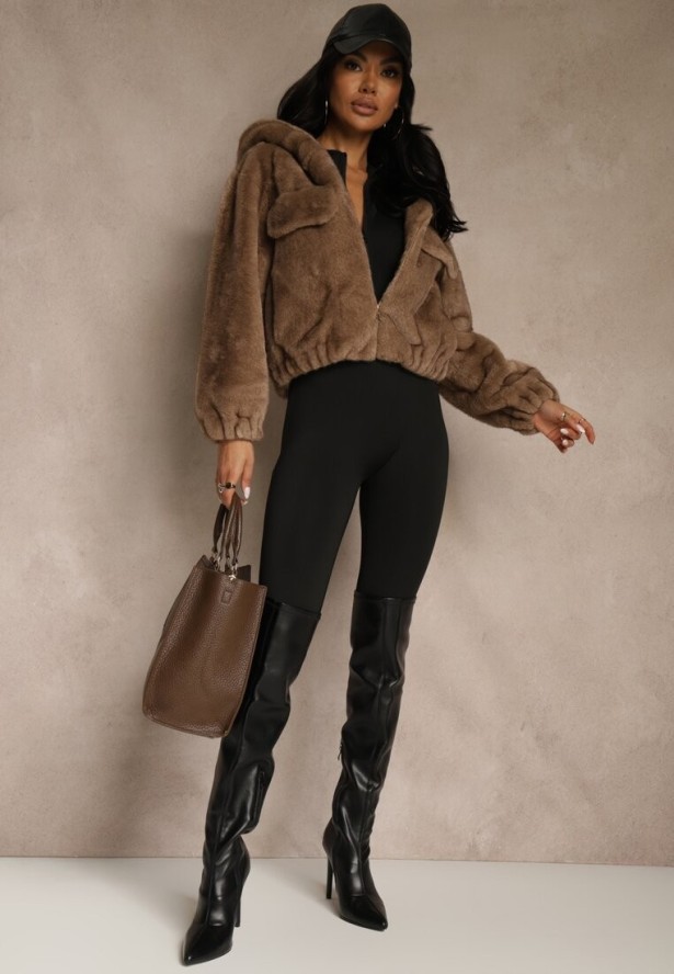 Jasnobrązowa Kurtka Futerko o Kroju Bomberki z Kapturem i Imitacją Kieszeni Awedana