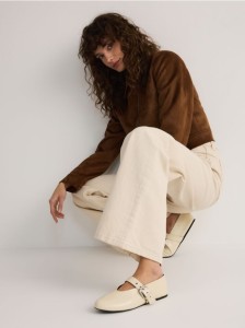 Baleriny z regulowanym paskiem - złamana biel