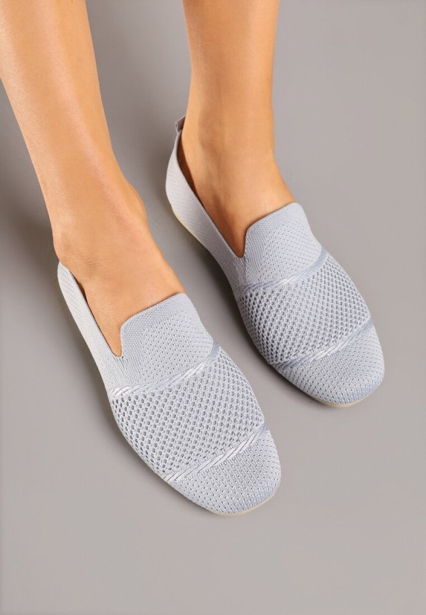 Szare Mokasyny z Elastyczną Cholewką Zdobione Perforacją Itelliria