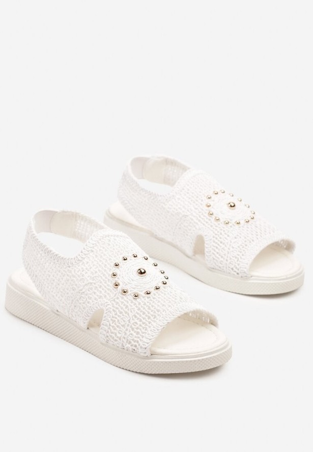 Białe Szydełkowe Sandały z Elastycznym Paskiem i Metaliczną Aplikacją Mailisa