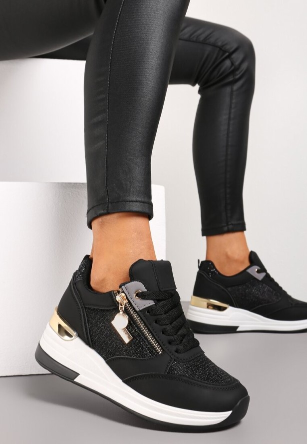 Czarne Błyszczące Sneakersy na Koturnie z Metalicznymi Detalami i Sznurowaniem Teissa