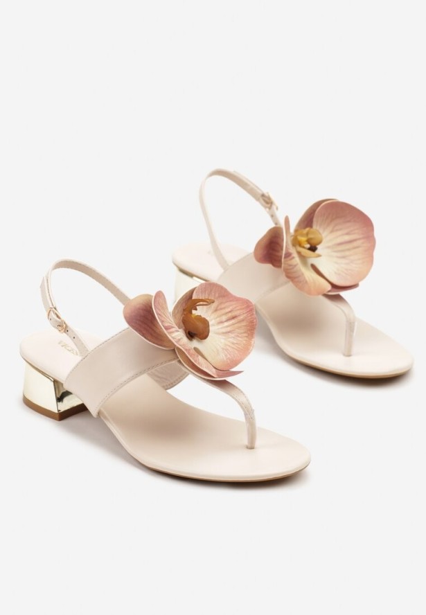 Beżowe Sandały w Stylu Japonek Vices na Niskim Słupku z Kwiatowym Zdobieniem Natrina