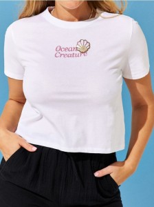 Bawełniany crop top z haftowanym napisem i aplikacją w kształcie muszelki - biały