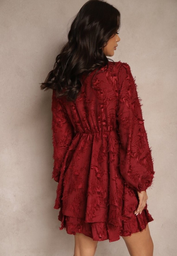 Bordowa Sukienka Koktajlowa z Modnym Marszczeniem i Nitkami Gorena