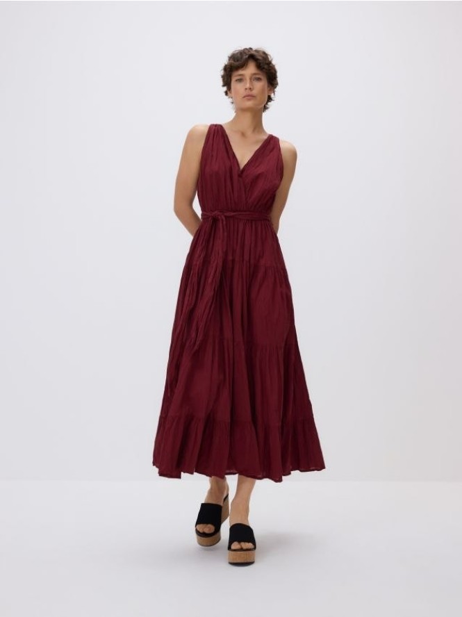 Kreszowana sukienka z wiązaniem - intenstywna czerwień
