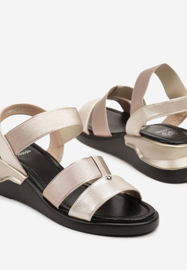 Złote Sandały na Koturnie z Geometryczną Wstawką Sanovas