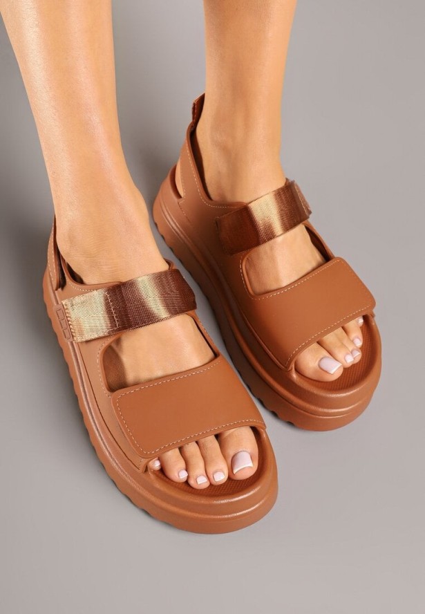 Brązowe Sandały na Tłoczonej Platformie Galenola