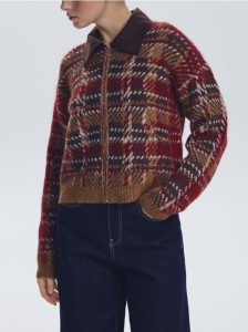 Sweter z kontrastowym kołnierzem - wielobarwny