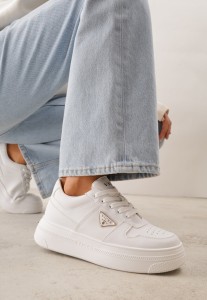 Białe Sneakersy VICES na Grubej Podeszwie z Trójkątną Aplikacją Meanata