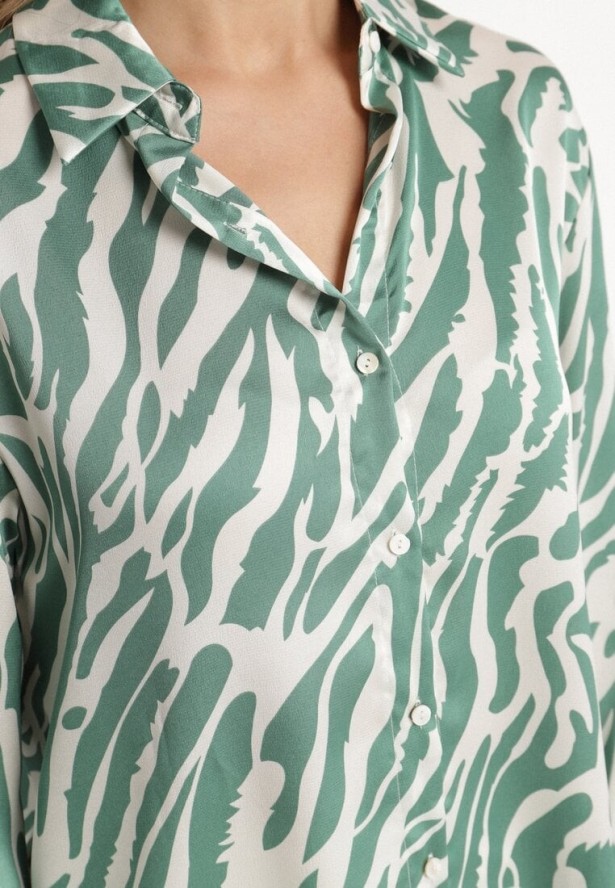 Zielono-Biała Koszula z Dłuższym Tyłem w Abstrakcyjny Wzór Nilhiris