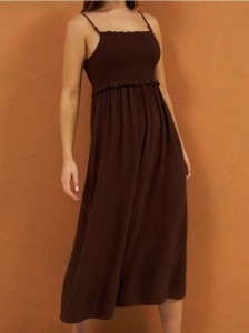 Sukienka midi na ramiączkach z wiskozą - brązowy
