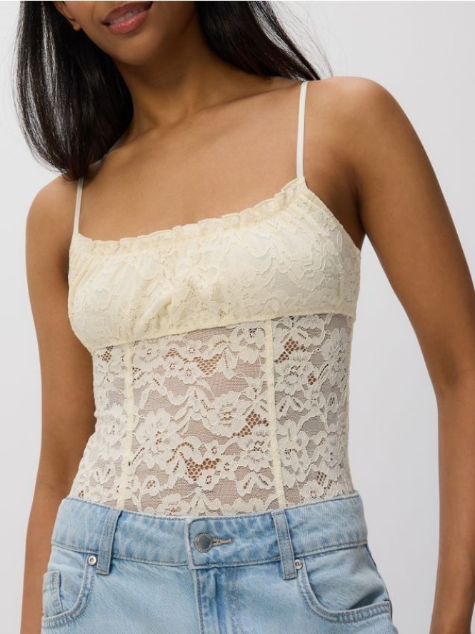 Koronkowe body - złamana biel