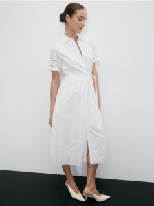 Koszulowa sukienka z ażurowym wzorem - biały