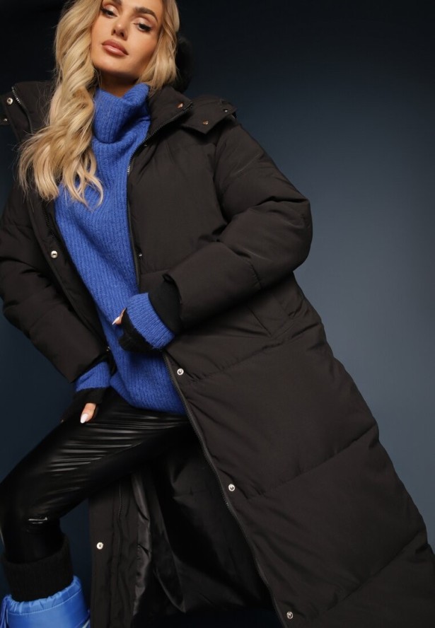 Czarna Długa Kurtka z Pikowaniem z Odpinanym Kapturem i Wsuwanymi Kieszeniami Daitras